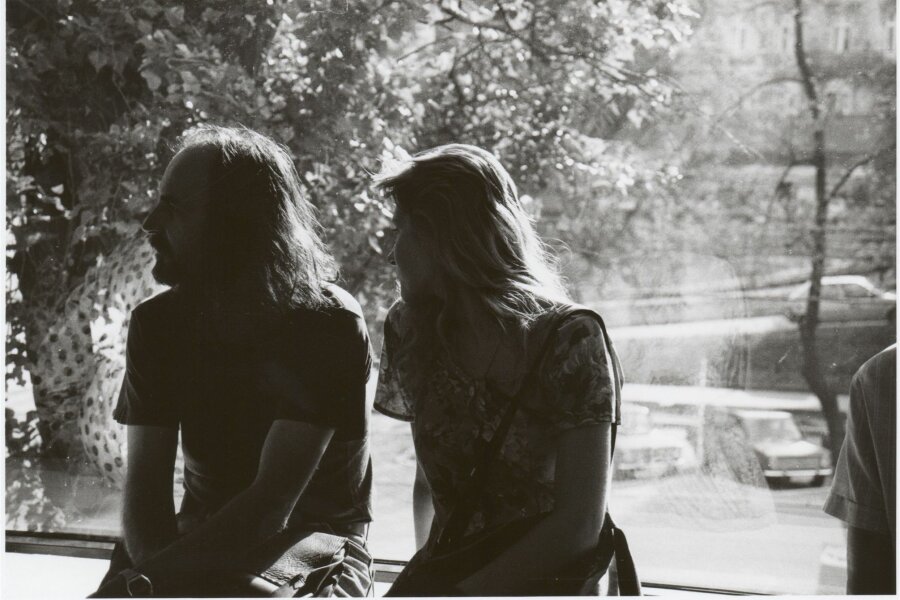 Marian Palla na fotografii z autorské rekonstrukce Osmihodinové výstavy z roku 1970 Dalibora Chatrného, 1990, foto: Marie Kratochvílová